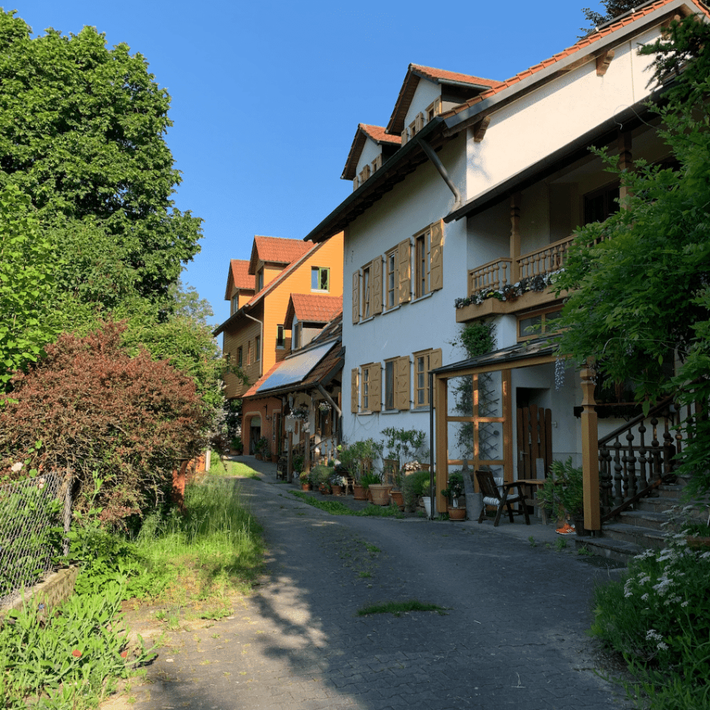 Blick auf das Maria Ward Haus in Altenmünster