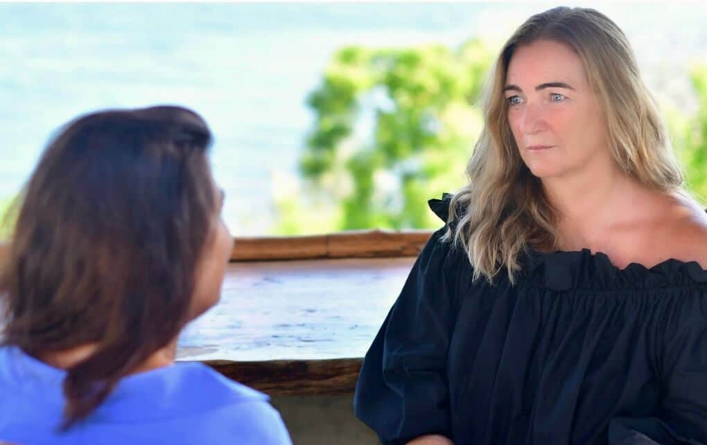 integrales Mentoring - Mia Brummer im Gespräch mit einer Mentee am Meer